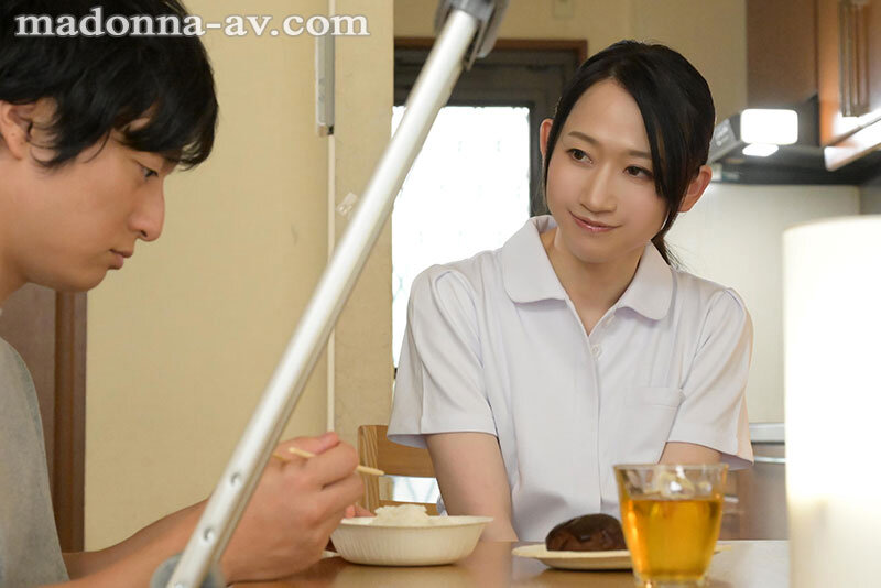 僕のわがままを全て受け入れてくれる、人妻ヘルパーかなさんの密着中出し看護 水戸かな 1枚目
