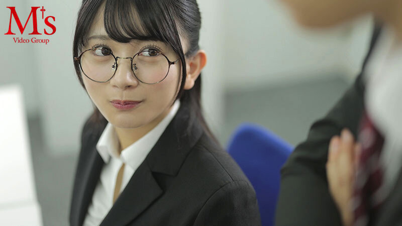 出張先のホテルで大人しい後輩女子社員とまさかの相部屋シングルベッド 突然、豹変した彼女は困惑するボクを密着誘惑し朝が来るまでひたすら痴女り続けた。 北岡果林 1枚目